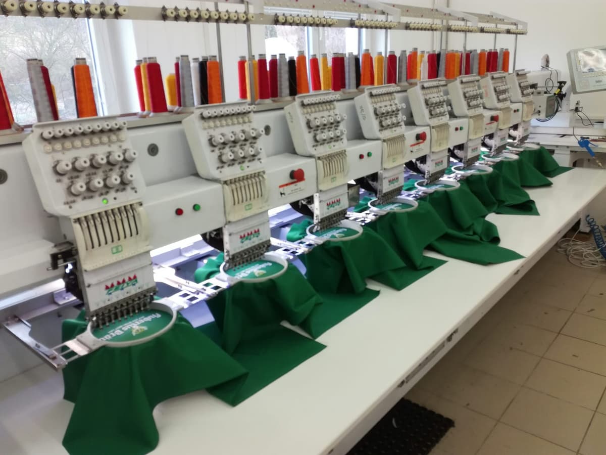 Bordados personalizados en uniformes y hoodies para empresas en Panamá — MBE Colón